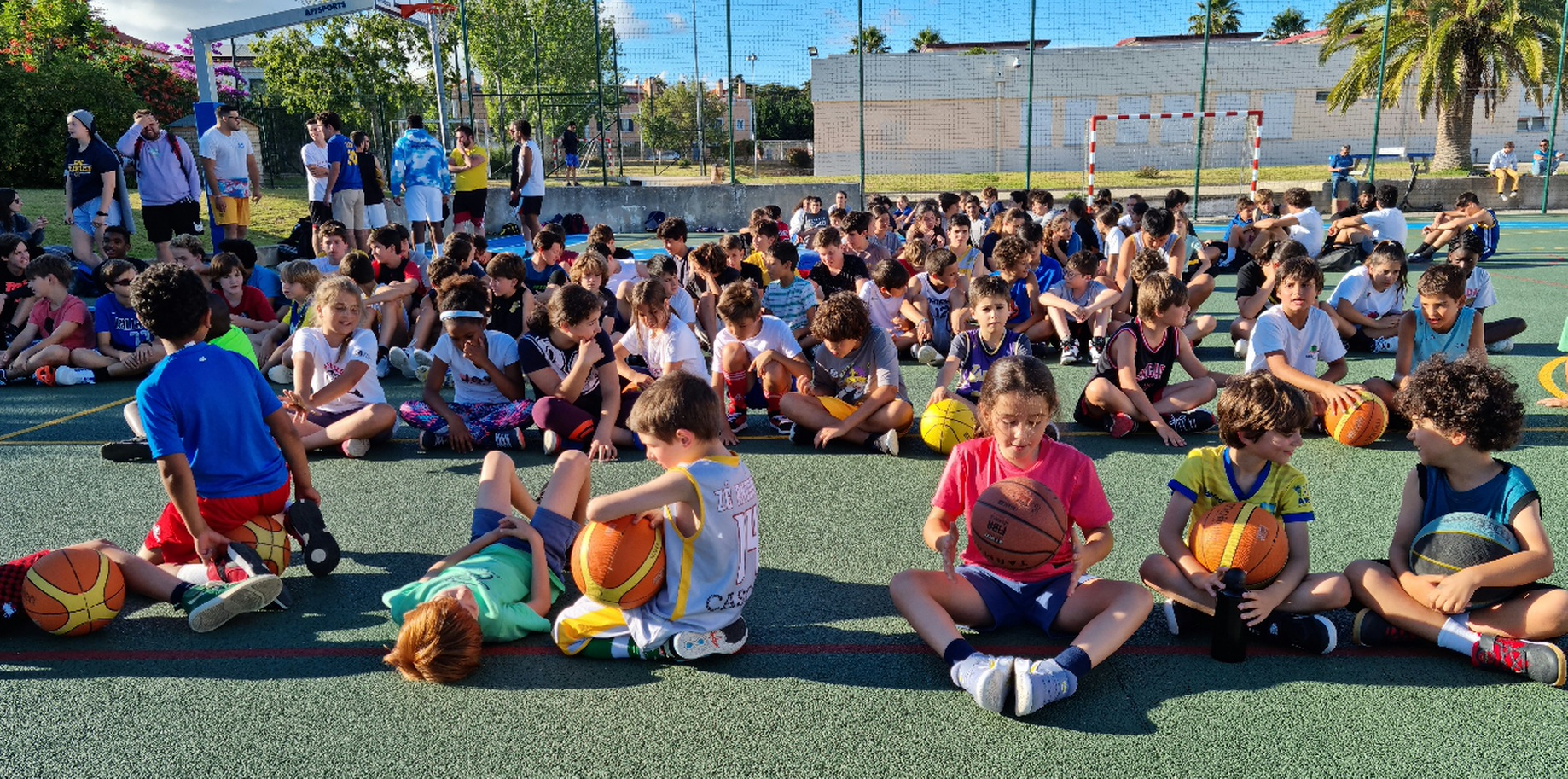 Treino de jovens atletas do Estoril Basket Clube